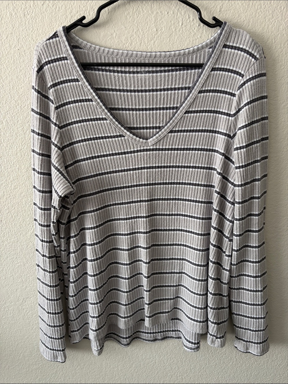 American Eagle Outfitters Ribbed V-Neck Long Sleeve Top White/Gray/Black Size L
